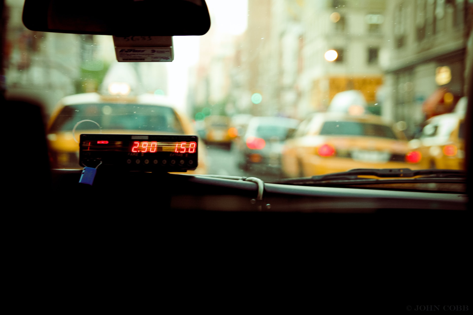 imagem mostrando interior de táxi e diária de um táxi
