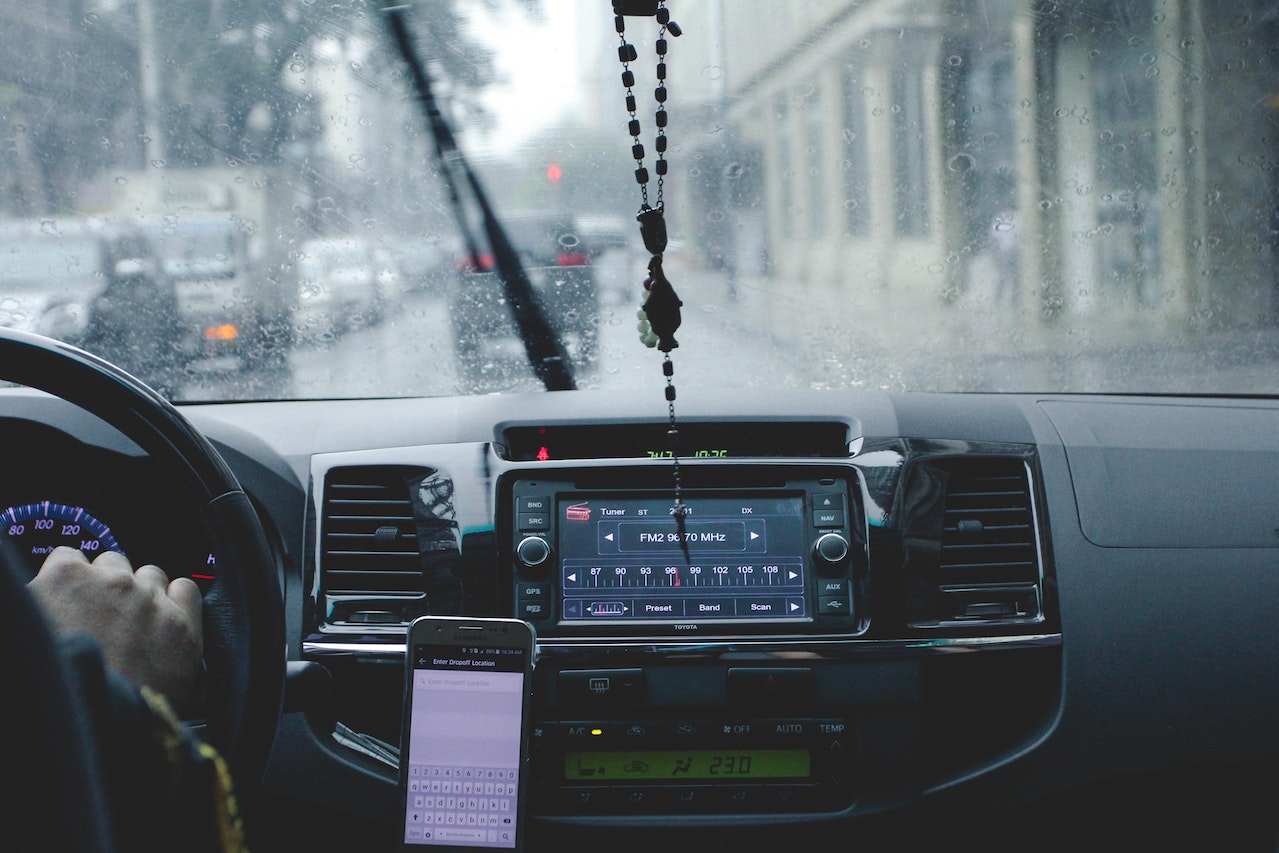 Foto de dentro de táxi em SP em dia chuvoso